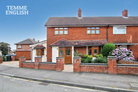 4 bedroom end of terrace house for sale