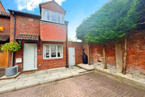Kensington Court, Wilmslow 2 bed end of terrace house for sale