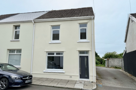 4 bedroom end of terrace house for sale