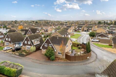 Marlow Drive, Newport Pagnell MK16 4 bed detached house for sale