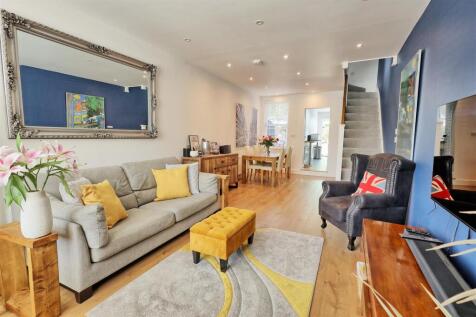 2 bedroom semi-detached house for sale