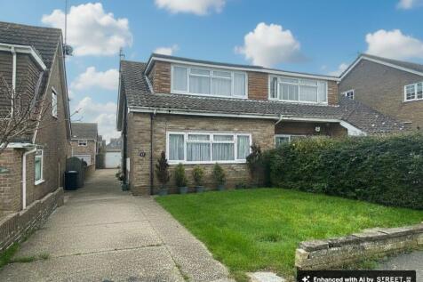 Hoddern Avenue, Peacehaven, BN10 7QT 3 bed semi
