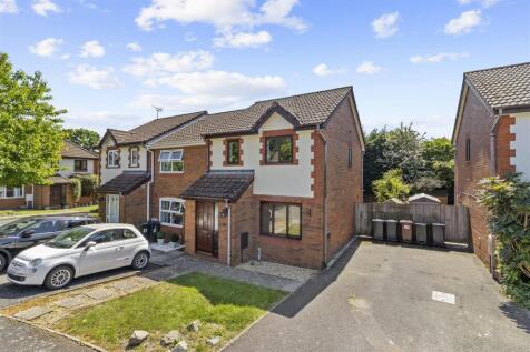 Mountain Ash Close, Hailsham 3 bed house for sale
