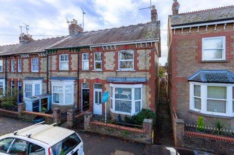 LESLIE AVENUE 3 bed end of terrace house for sale