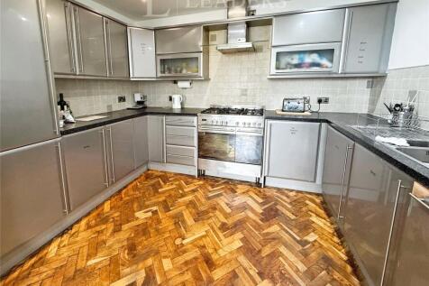 The Hard, Portsmouth, Hampshire 2 bed apartment for sale