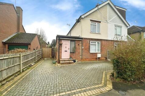 Ringwood Road, Farnborough, Hampshire 2 bed semi