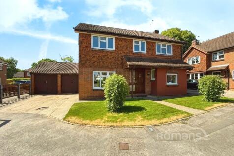 Whitebeam Gardens, Farnborough 4 bed detached house for sale