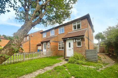 Maskell Way, Farnborough, Hampshire 3 bed semi