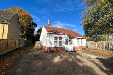 St. Johns Road, Farnborough, Hampshire 3 bed bungalow for sale