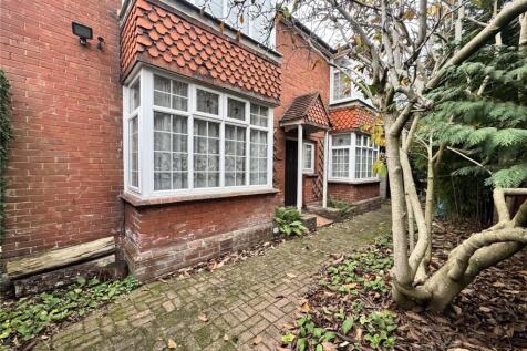 Farnborough Road, Farnborough, Hampshire 4 bed detached house for sale