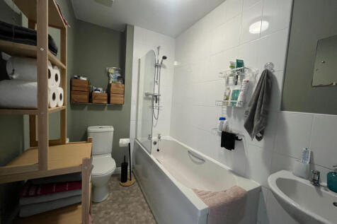 135 Signet Square, CV2 4NY 2 bed flat for sale