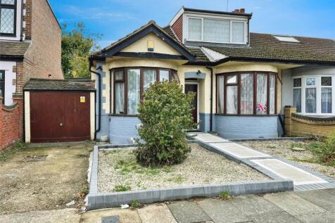 Randall Drive, Hornchurch, RM12 4 bed bungalow for sale