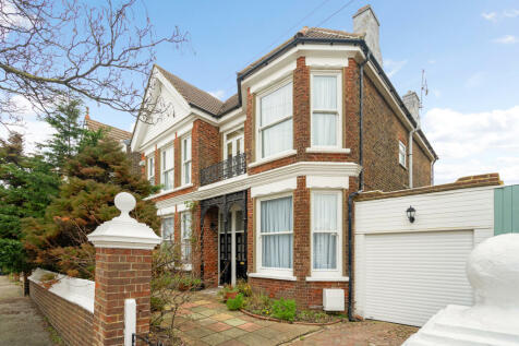 6 bedroom detached house for sale