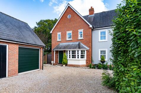 Cambridge Close, Ingatestone CM4 3 bed semi