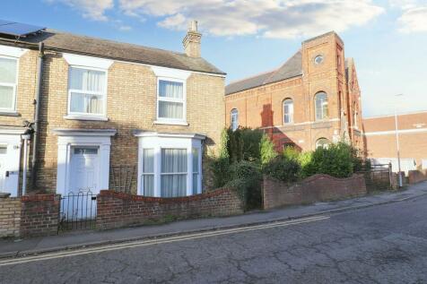 4 bedroom semi-detached house for sale