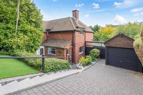 St. Monicas Road, Kingswood, Tadworth 3 bed semi