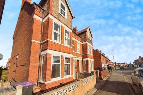 6 bedroom semi-detached house for sale