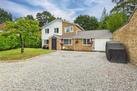 Barwell Close, Crowthorne, Berkshire... 5 bed detached house for sale