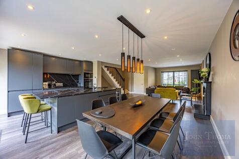 4 bedroom terraced house for sale