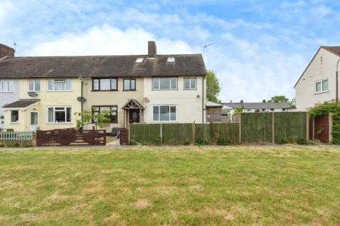 4 bedroom end of terrace house for sale