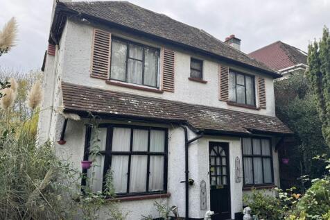 WOBURN HILL, ADDLESTONE KT15 3 bed detached house for sale