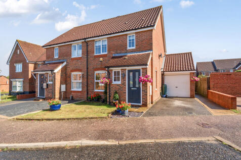 Oak Eggar Chase, Pinewood, Ipswich 3 bed semi