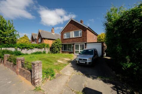 High Road West, Felixstowe IP11 3 bed detached house for sale