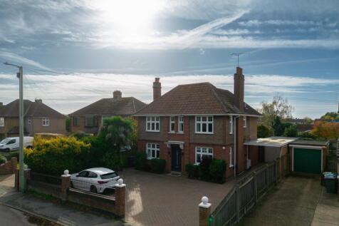 High Road, Felixstowe IP11 4 bed detached house for sale