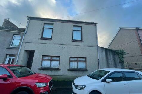 5 bedroom end of terrace house for sale