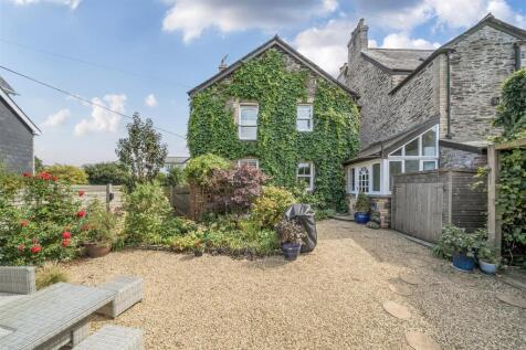 5 bedroom semi-detached house for sale