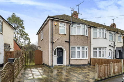 Shelley Road, Bedfordshire LU4 3 bed end of terrace house for sale