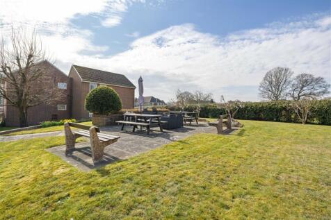 Moggs Mead, Petersfield 1 bed flat for sale