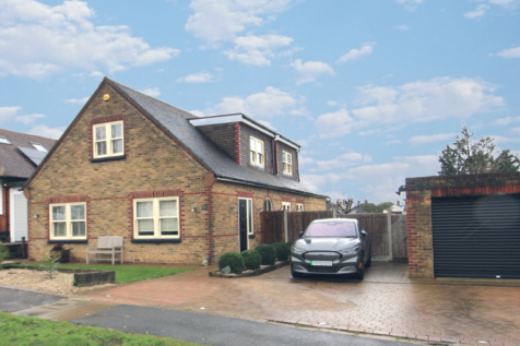 Cranham Gardens, Upminster RM14 4 bed detached bungalow for sale