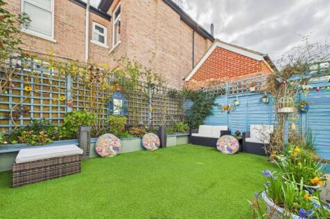 5 bedroom semi-detached house for sale