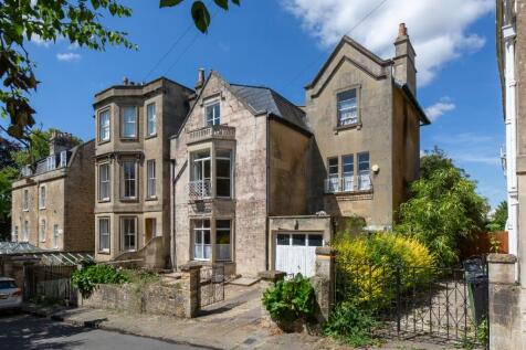 6 bedroom detached house for sale