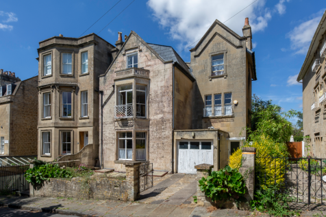 6 bedroom detached house for sale