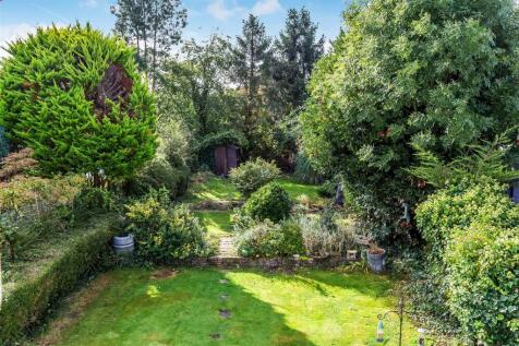 MANOR GREEN ROAD, EPSOM, KT19 3 bed detached bungalow for sale