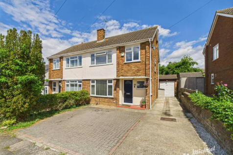 Stirling Avenue, Aylesbury... 3 bed semi