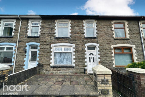 Chapel Farm Terrace, Newport 3 bed terraced house for sale