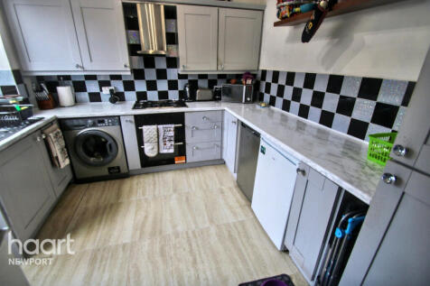 Maesglas Crescent, Newport 3 bed end of terrace house for sale