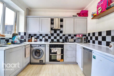 Maesglas Crescent, Newport 3 bed end of terrace house for sale
