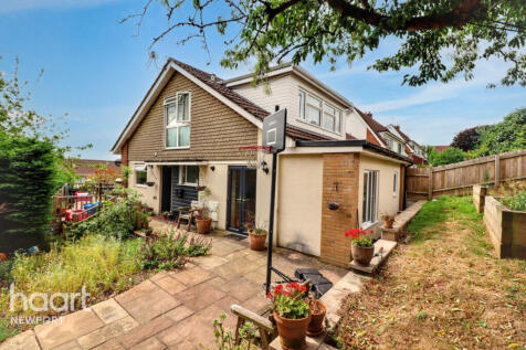 4 bedroom semi-detached house for sale