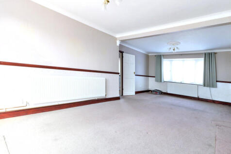 Kingshill Avenue, Romford, RM5 2SA 3 bed semi