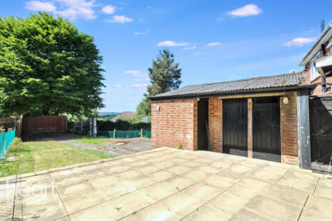 Kingshill Avenue, Romford, RM5 2SA 3 bed semi