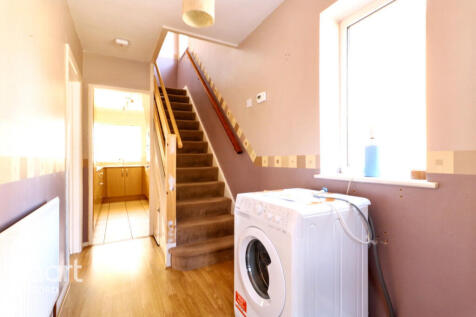 Kingshill Avenue, Romford, RM5 2SA 3 bed semi