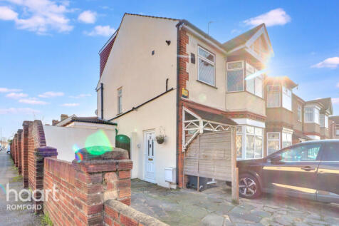 Dagenham Road, Romford 2 bed maisonette for sale