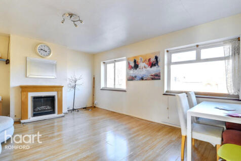 Park Lane, Hornchurch, RM11 1BD 2 bed maisonette for sale