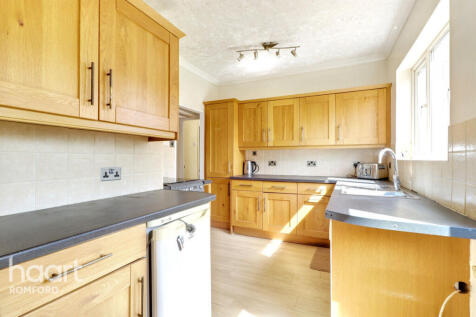 Hamilton Avenue, Romford, RM1 4RP 4 bed semi
