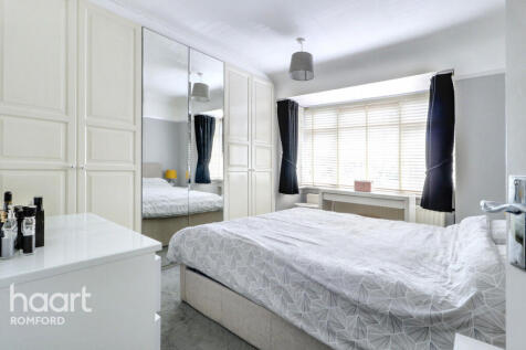 Lilliput Road, Romford, RM7 0BJ 2 bed detached house for sale