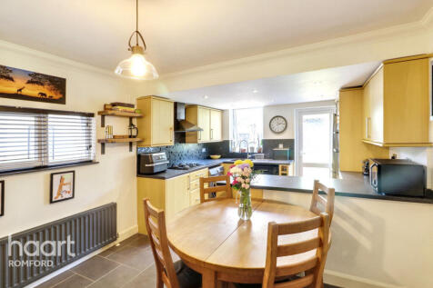 Lilliput Road, Romford. RM7 0BJ 2 bed detached house for sale